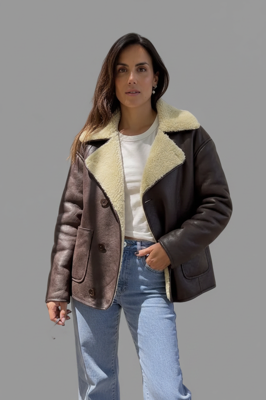 Chaqueta en modelo editorial
